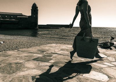 Jeune femme sur le port de Collioure © Hélène Toulet