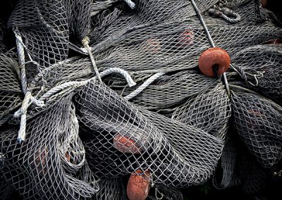 Filet de pêche gris et orange © Hélène Toulet
