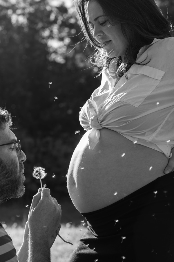 photo de grossesse en noir et blanc, Occitanie